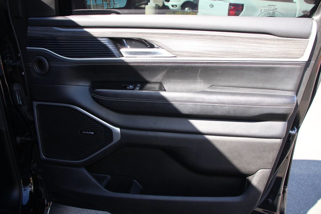 Used 2024 Jeep Wagoneer L Series II image 28