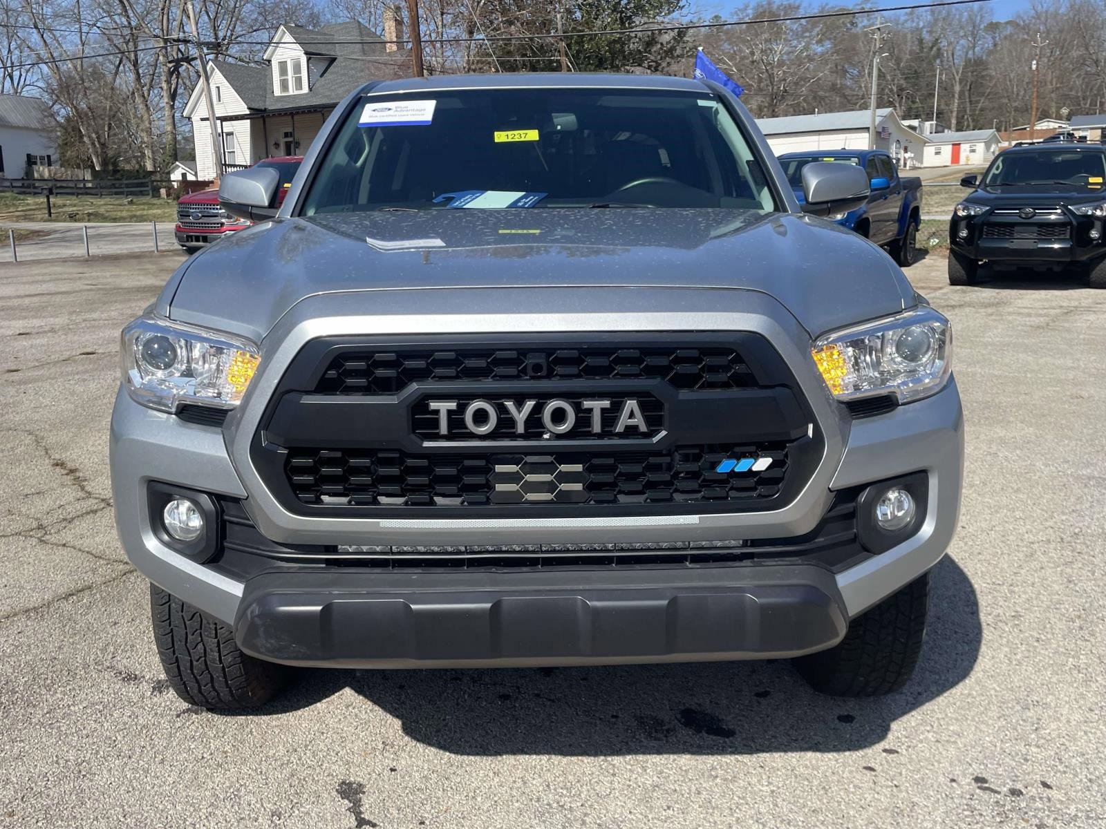 Used 2023 Toyota Tacoma SR5 w/ Technology Package image 8