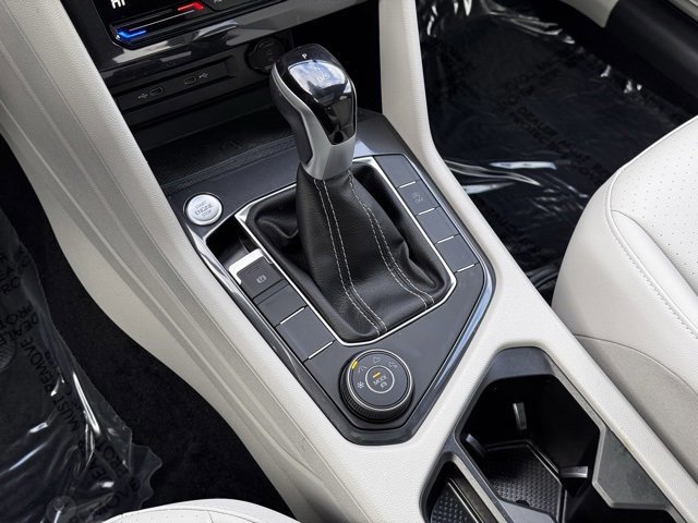 Used 2024 Volkswagen Tiguan SE w/ Panoramic Sunroof Package image 24