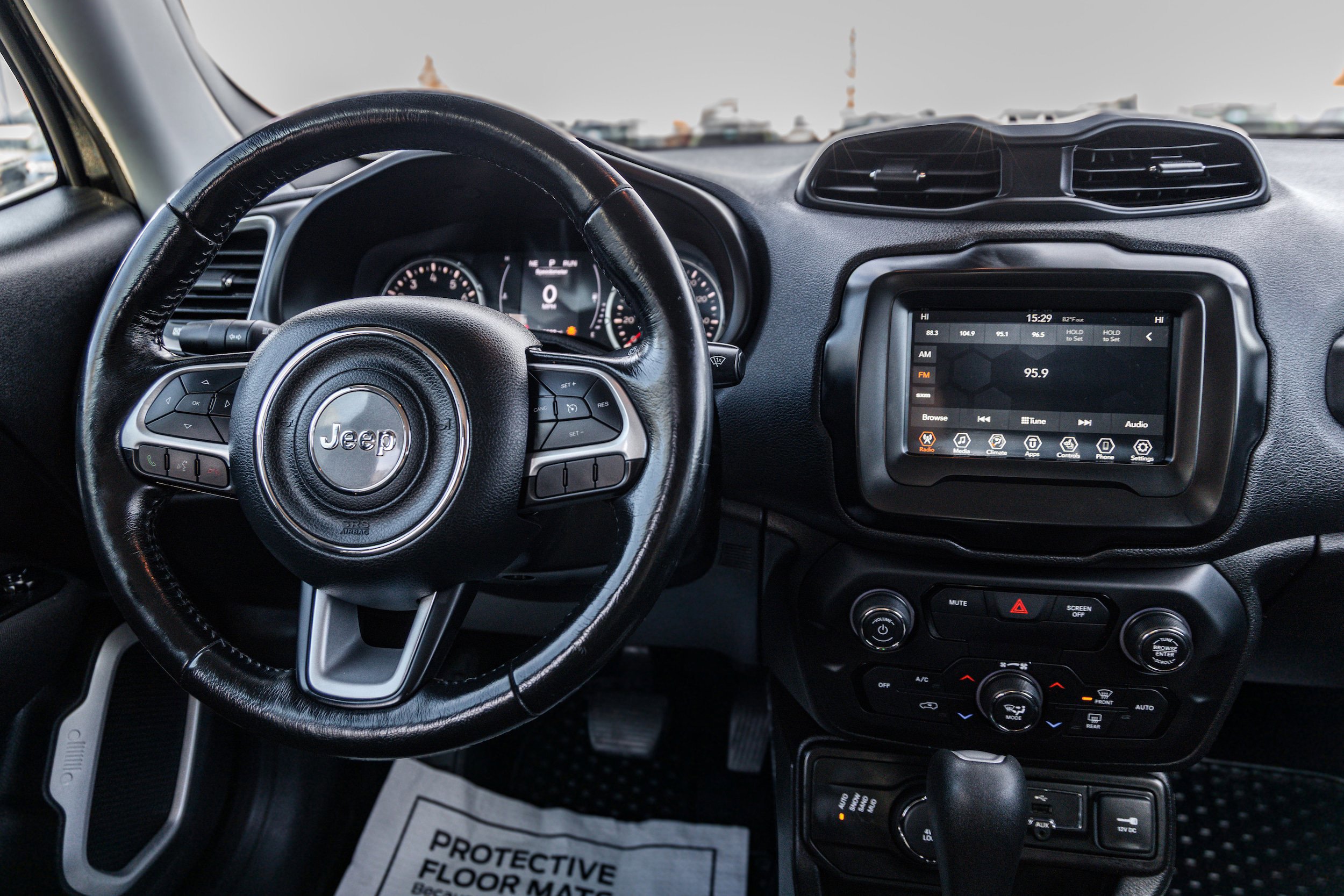 Used 2018 Jeep Renegade Latitude w/ Cold Weather Group AWD/4WD image 15