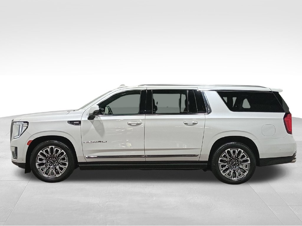 Used 2023 GMC Yukon XL Denali Ultimate AWD/4WD image 8