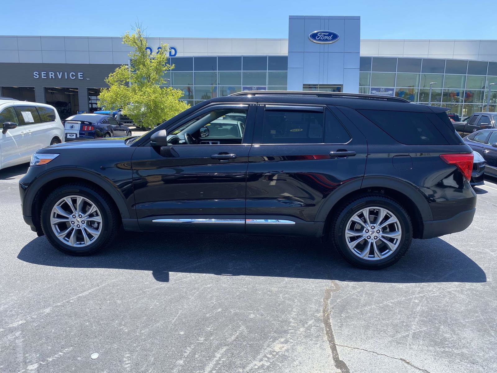 Certified 2021 Ford Explorer XLT w/ Equipment Group 202A RWD image 4