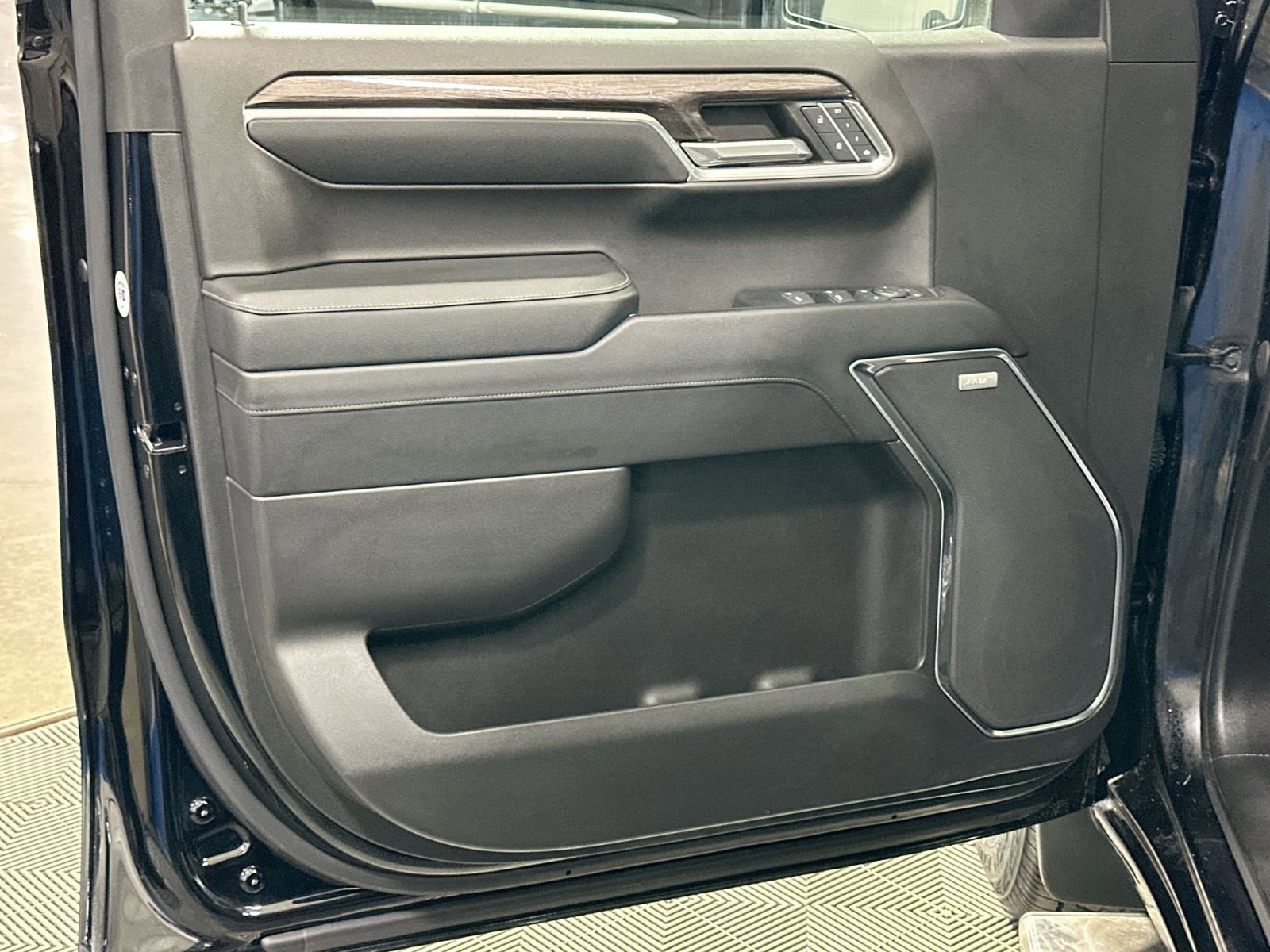 Used 2023 Chevrolet Silverado 1500 LTZ image 14