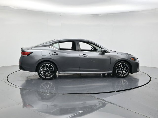 Used 2025 Nissan Sentra SR FWD image 2