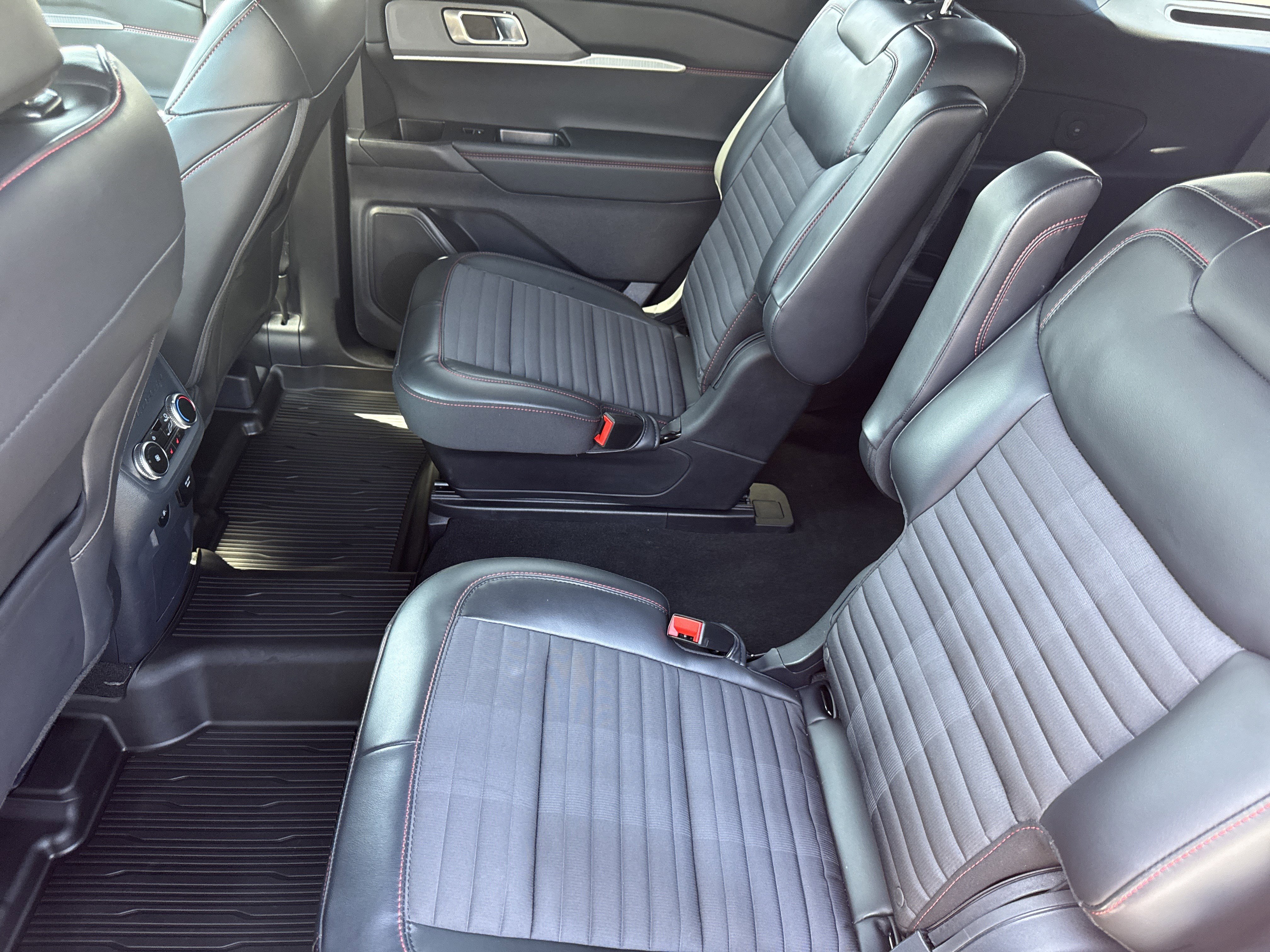 Certified 2025 Ford Explorer ST-Line w/ Premium Package RWD image 24