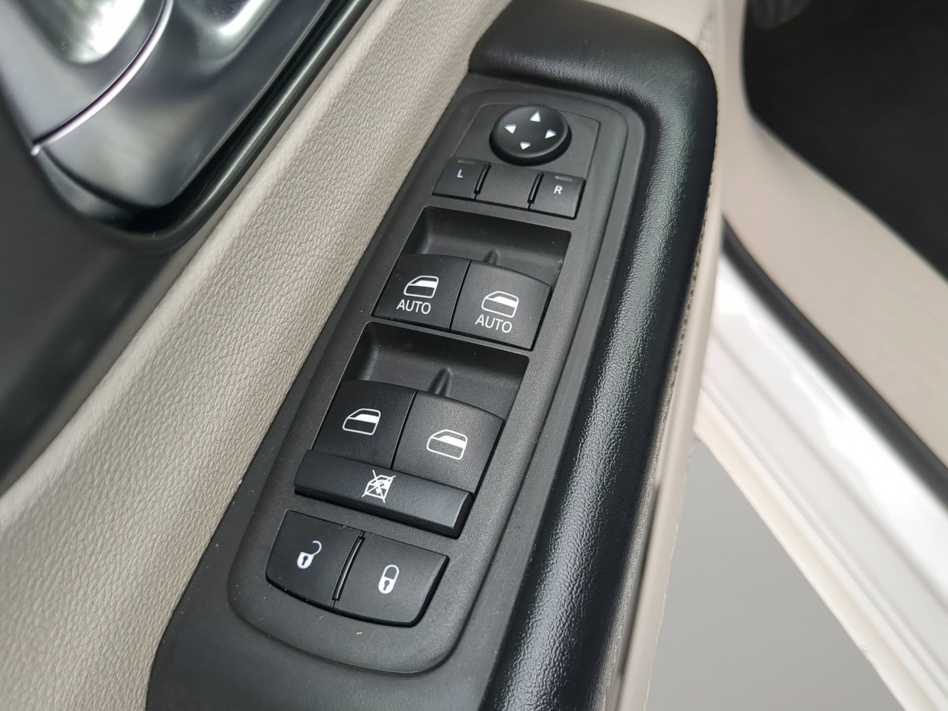 Used 2022 Chrysler Pacifica Touring-L FWD image 55