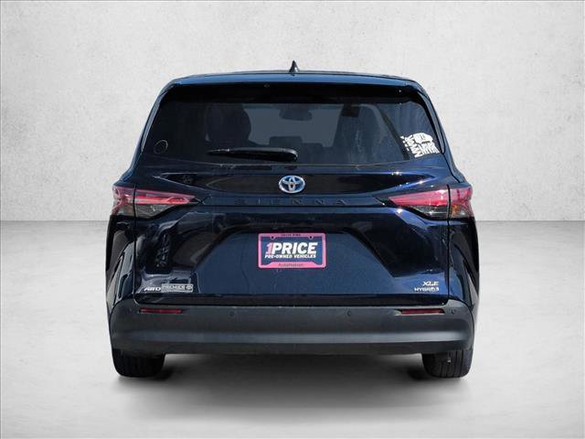 Used 2022 Toyota Sienna XLE image 2
