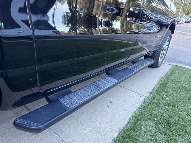 Used 2023 RAM 1500 Laramie AWD/4WD image 3
