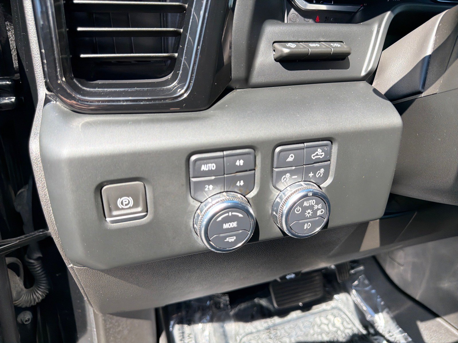 Used 2023 GMC Sierra 1500 AT4 w/ Technology Package AWD/4WD image 21
