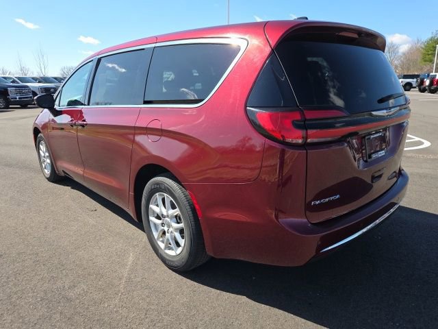 Used 2023 Chrysler Pacifica Touring-L image 2