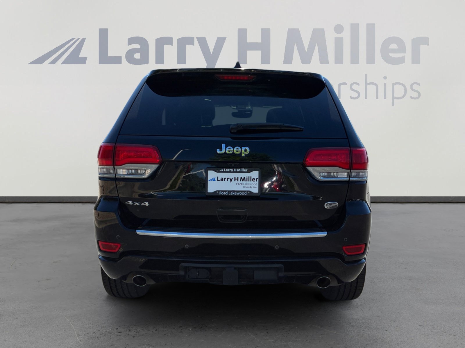 Used 2017 Jeep Grand Cherokee Overland w/ Jeep Active Safety Group AWD/4WD image 4