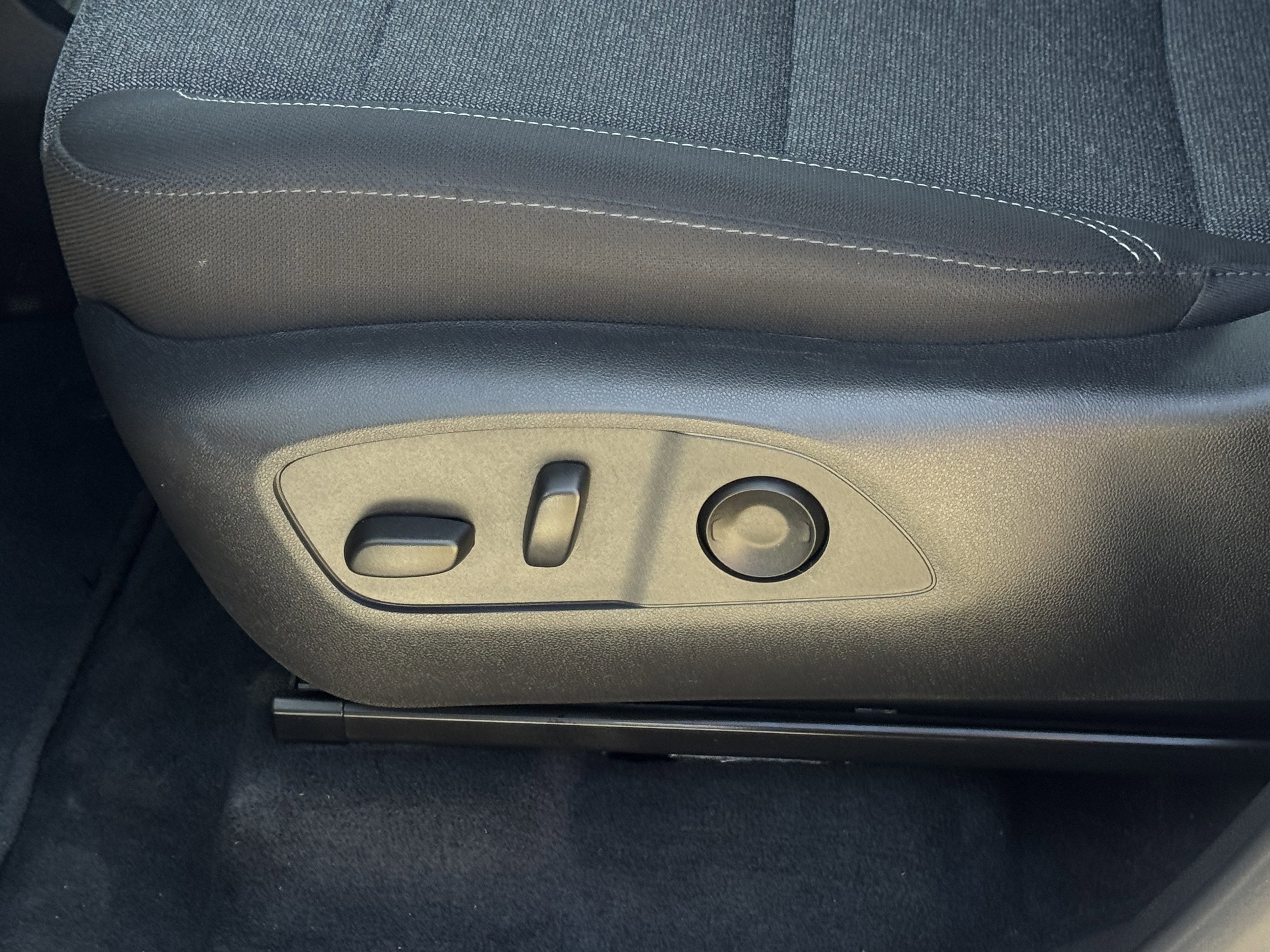 Used 2025 GMC Acadia Elevation image 18