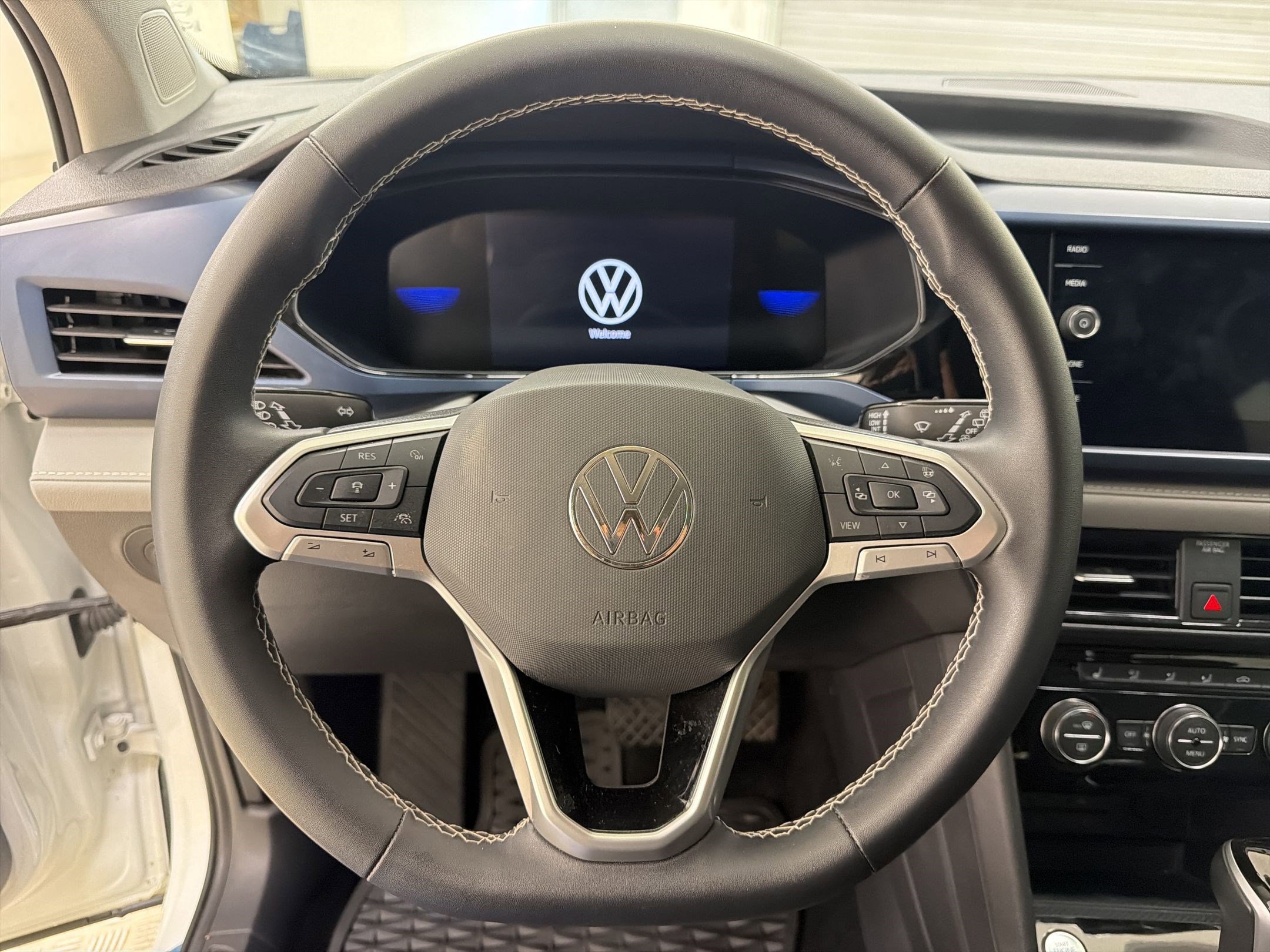 Used 2024 Volkswagen Taos SE w/ Black Wheel Package FWD image 17