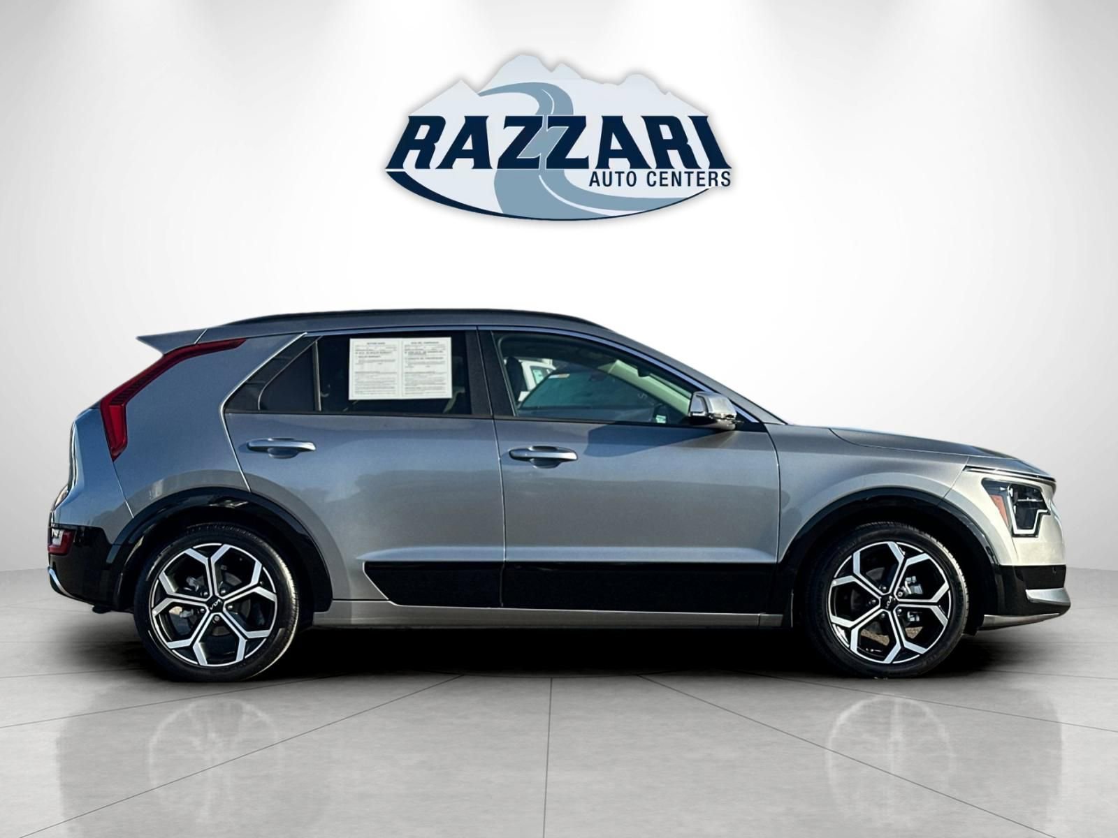 Used 2024 Kia Niro SX Touring image 6