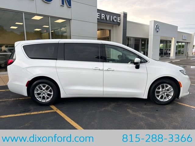 Used 2023 Chrysler Pacifica Touring-L FWD image 9