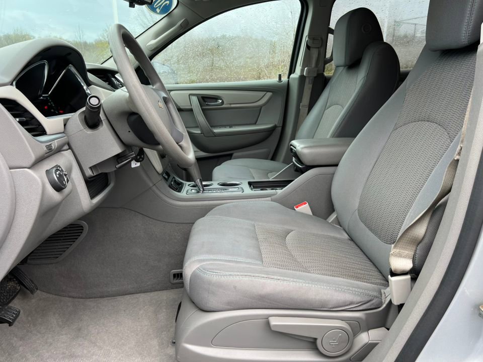 Used 2017 Chevrolet Traverse LS FWD image 3