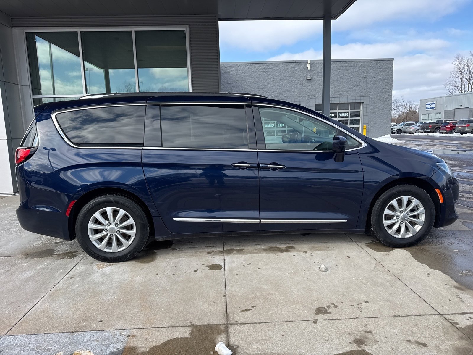 Used 2018 Chrysler Pacifica Touring-L Plus w/ Advanced Safetytec Group image 9