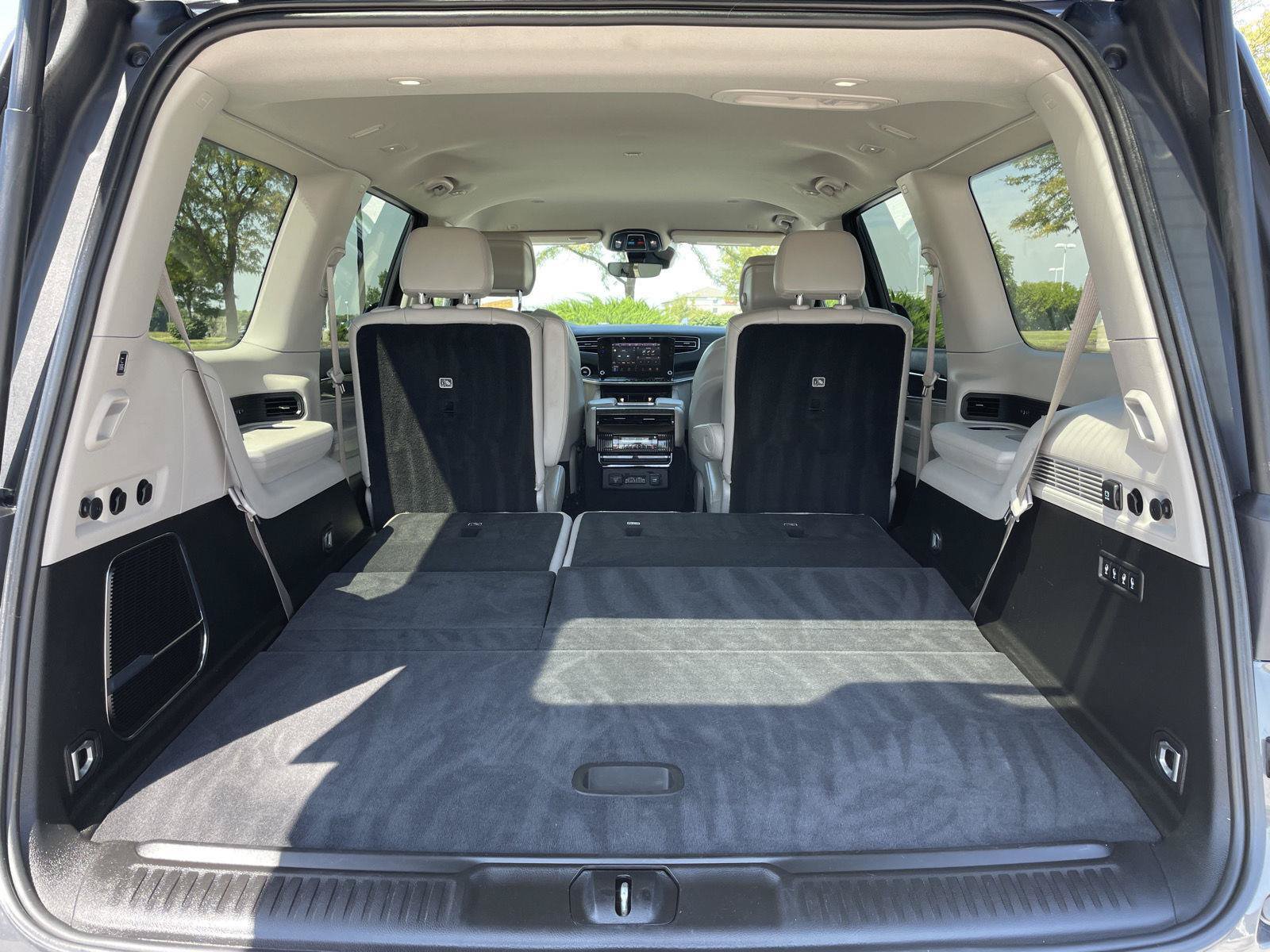 Used 2022 Jeep Wagoneer Series III w/ Flexible Seating Group AWD/4WD image 39