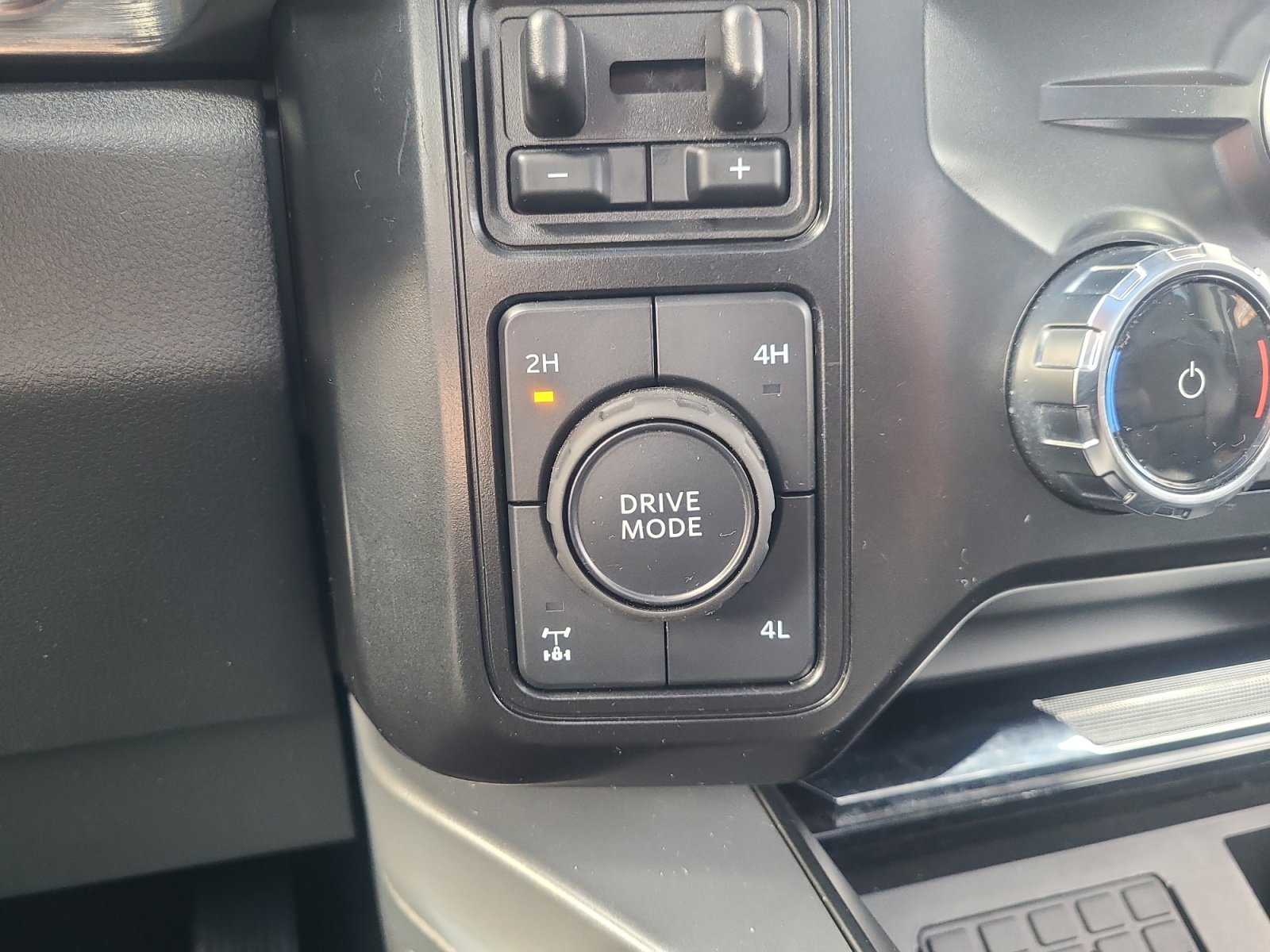 Certified 2025 Ford F350 Lariat w/ Black Appearance Package image 37