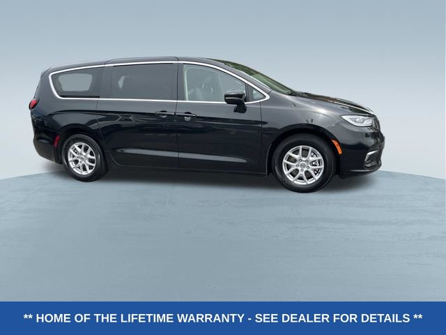 Used 2023 Chrysler Pacifica Touring-L FWD image 2
