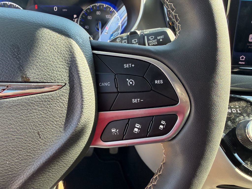 Used 2023 Chrysler Pacifica Touring-L FWD image 28
