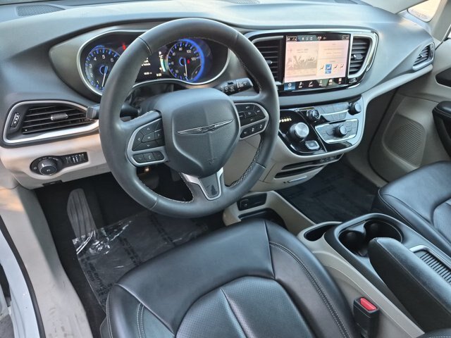 Used 2023 Chrysler Pacifica Touring-L FWD image 10