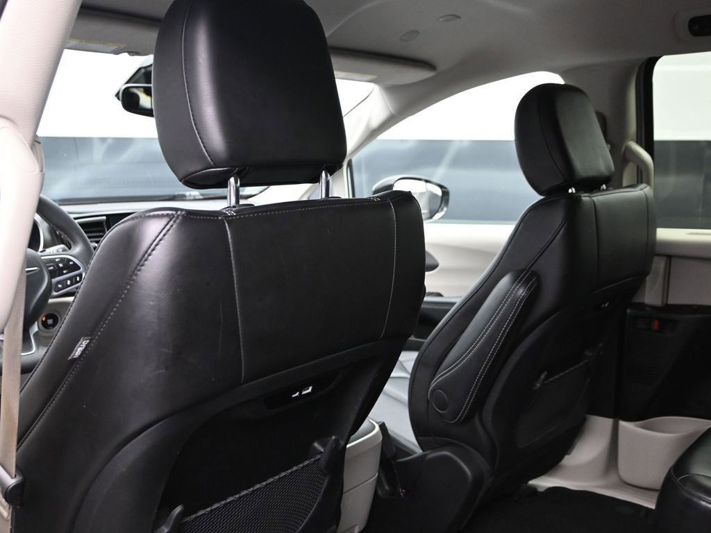 Used 2024 Chrysler Pacifica Touring-L image 18