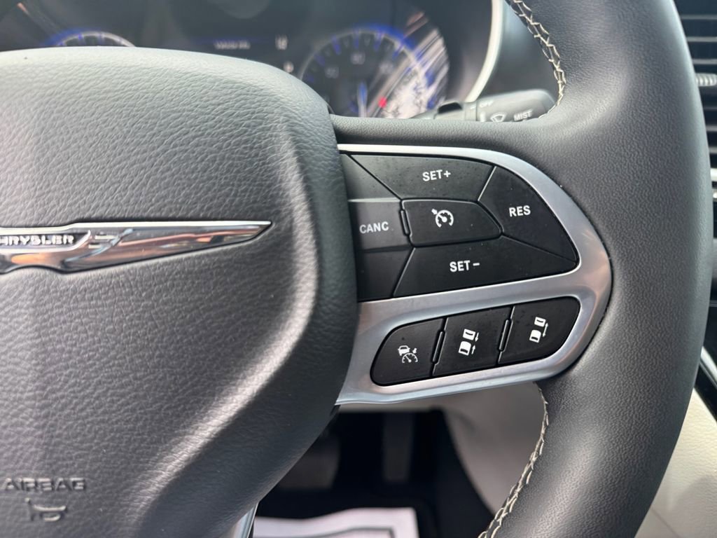 Used 2024 Chrysler Pacifica Touring-L image 37