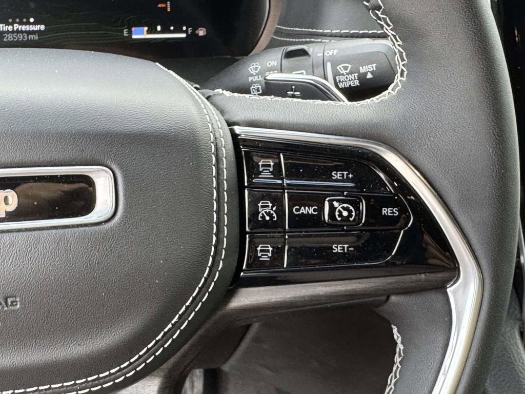 Used 2022 Jeep Grand Cherokee Overland AWD/4WD image 10