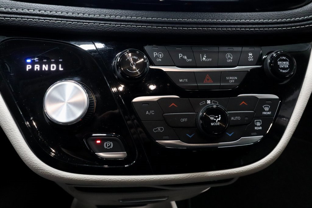 Used 2024 Chrysler Pacifica Touring-L image 32