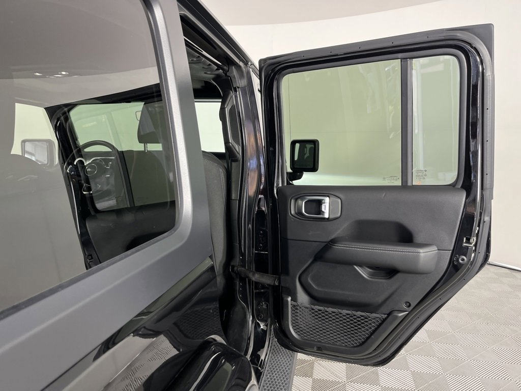 Used 2020 Jeep Wrangler Unlimited Sahara image 29