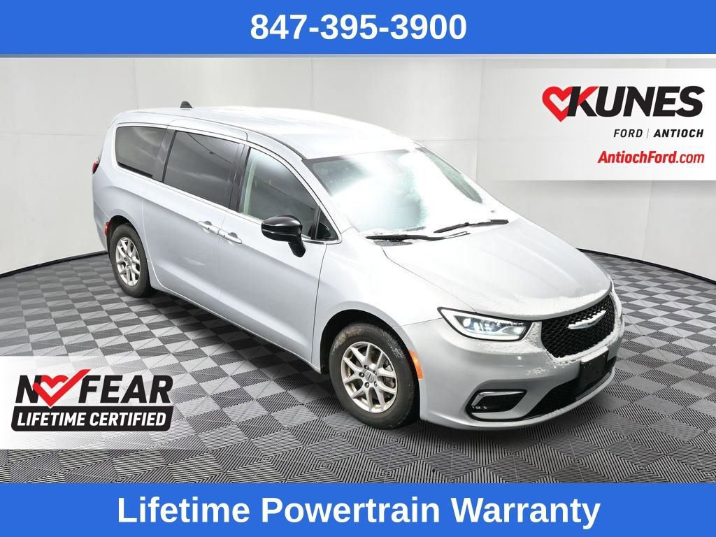 Used 2024 Chrysler Pacifica Touring-L image 24