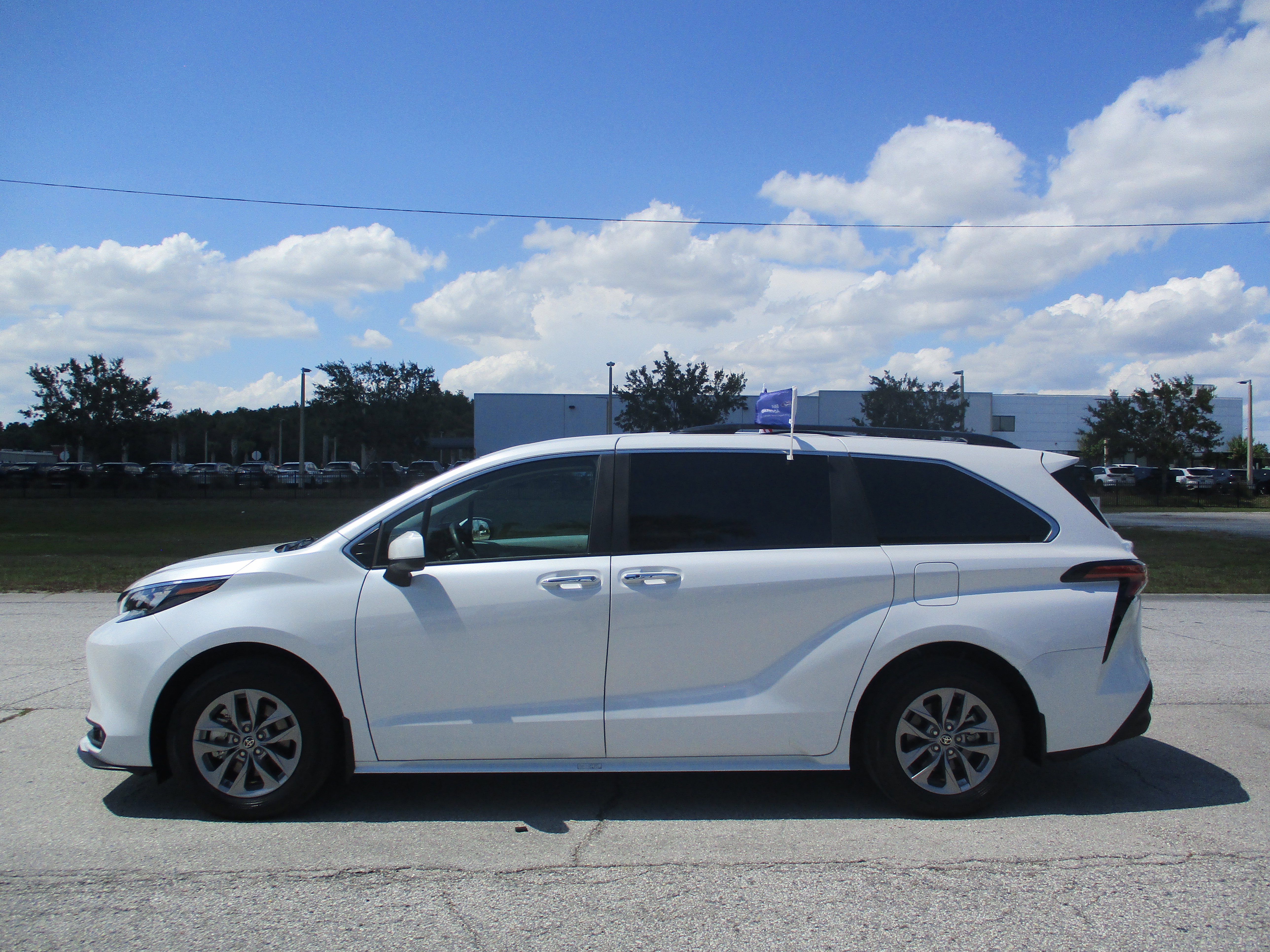 Used 2025 Toyota Sienna XLE FWD image 4