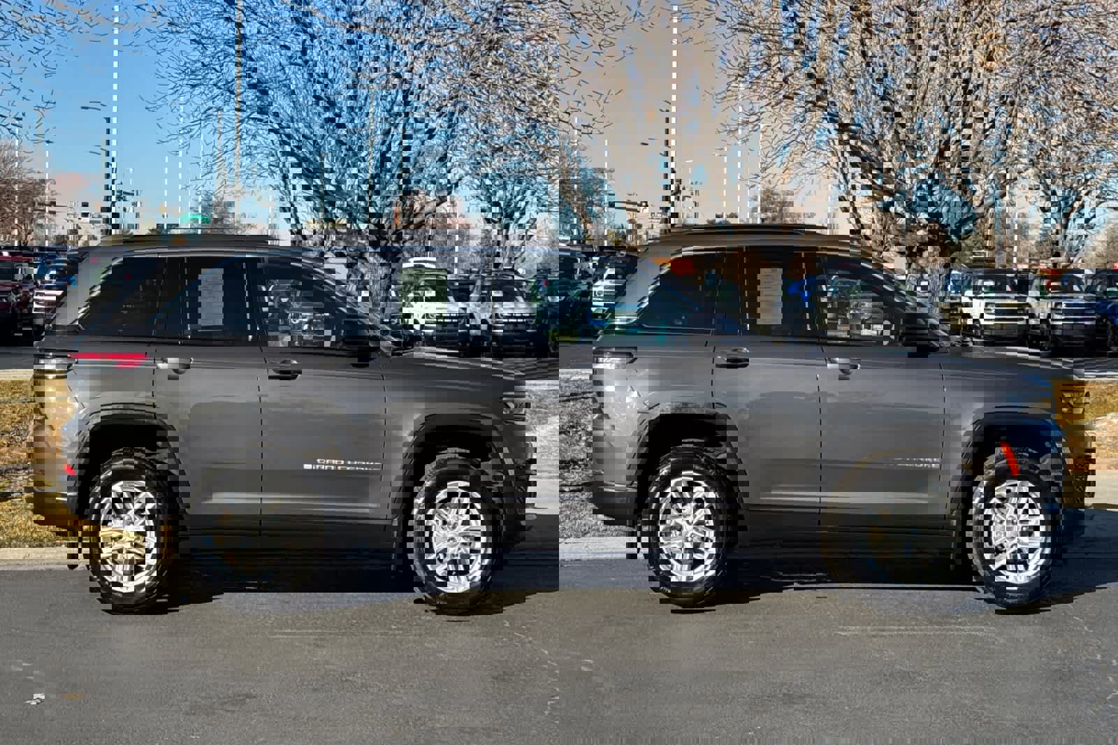 Used 2025 Jeep Grand Cherokee Laredo X w/ Luxury Tech Group I image 6