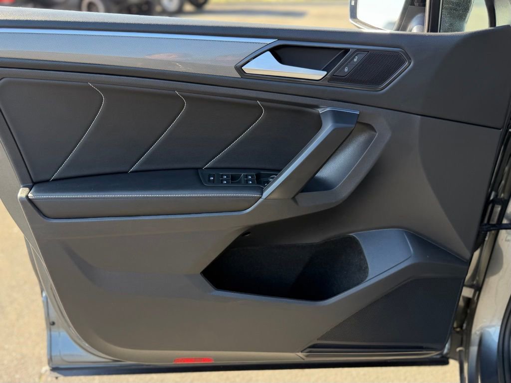 Used 2023 Volkswagen Tiguan SE R-Line image 13