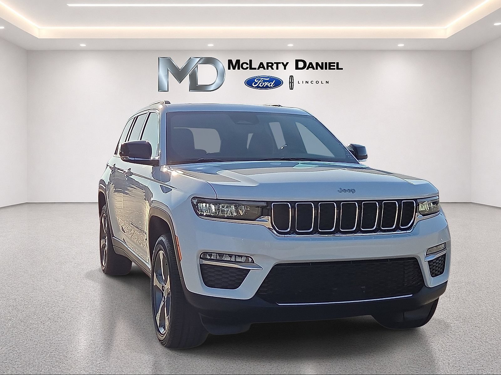 Used 2025 Jeep Grand Cherokee Limited w/ Trailer Tow Package AWD/4WD image 1