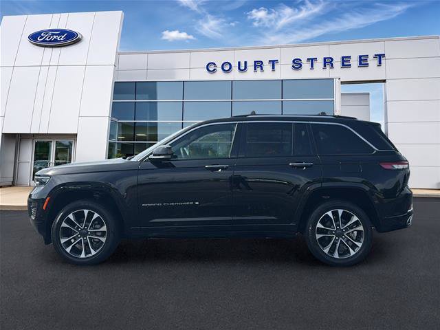 Used 2023 Jeep Grand Cherokee Overland w/ Luxury Tech Group IV AWD/4WD image 8