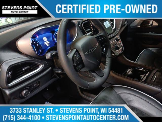 Used 2025 Chrysler Pacifica Limited image 14