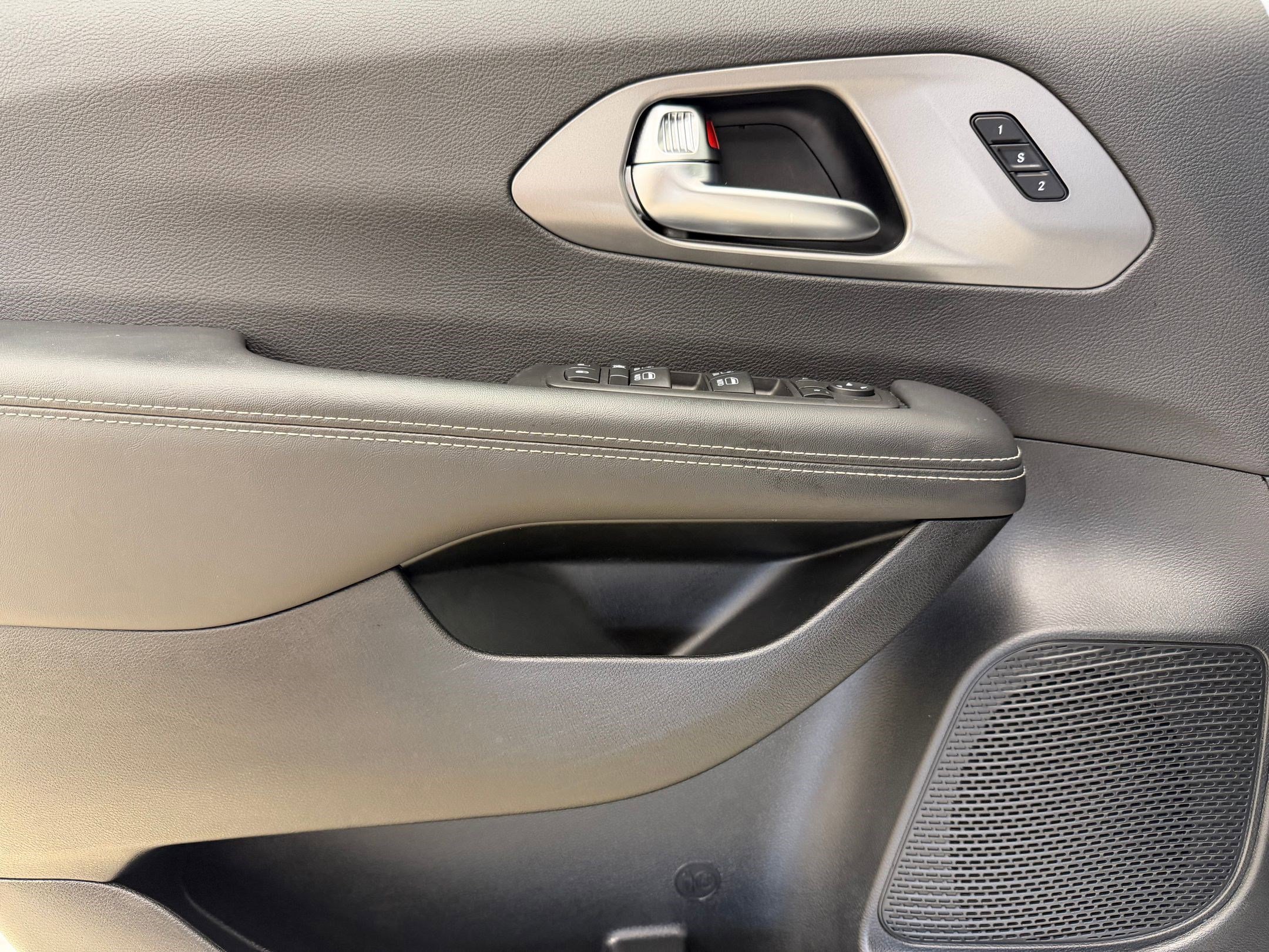 Used 2025 Chrysler Pacifica Select image 12