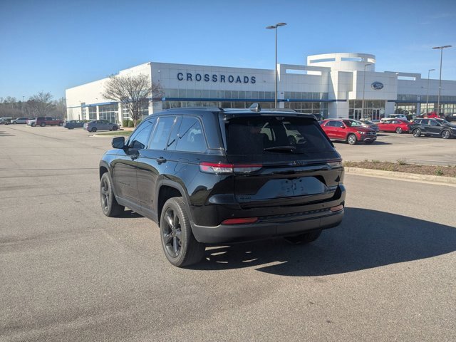 Used 2023 Jeep Grand Cherokee Limited w/ Luxury Tech Group II AWD/4WD image 5