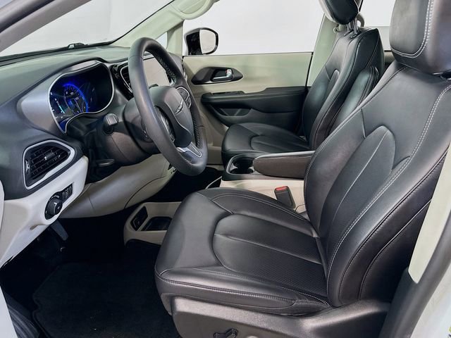 Used 2024 Chrysler Pacifica Touring-L image 12