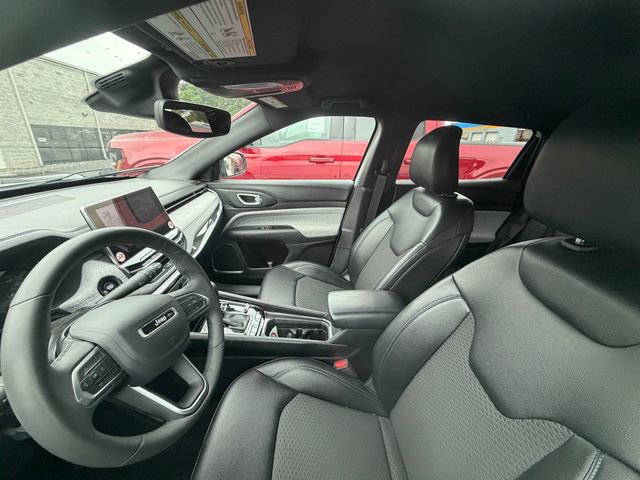 Used 2024 Jeep Compass Latitude AWD/4WD image 3