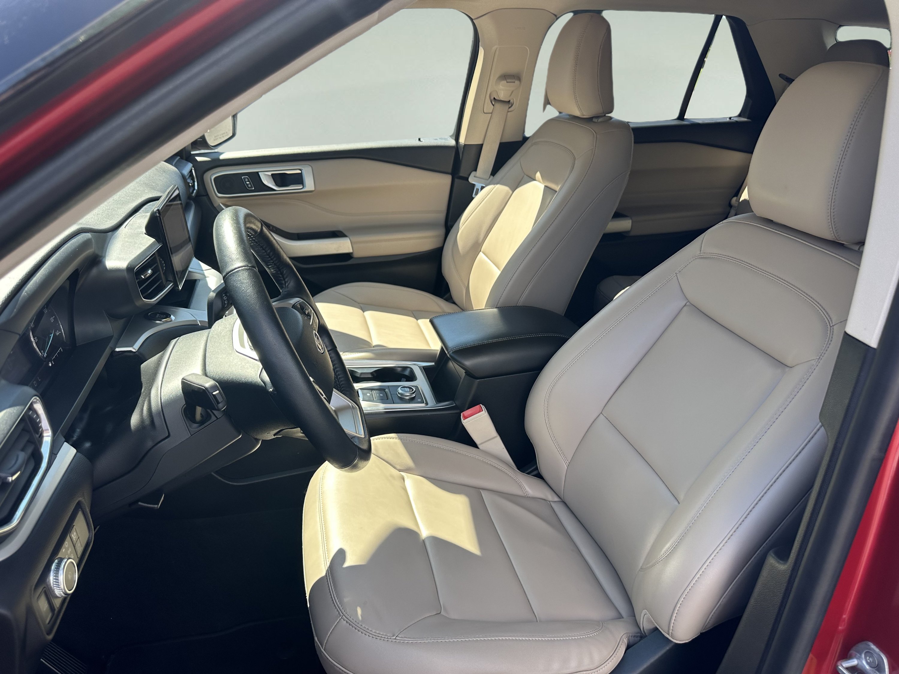Certified 2022 Ford Explorer XLT w/ Equipment Group 202A AWD/4WD image 9
