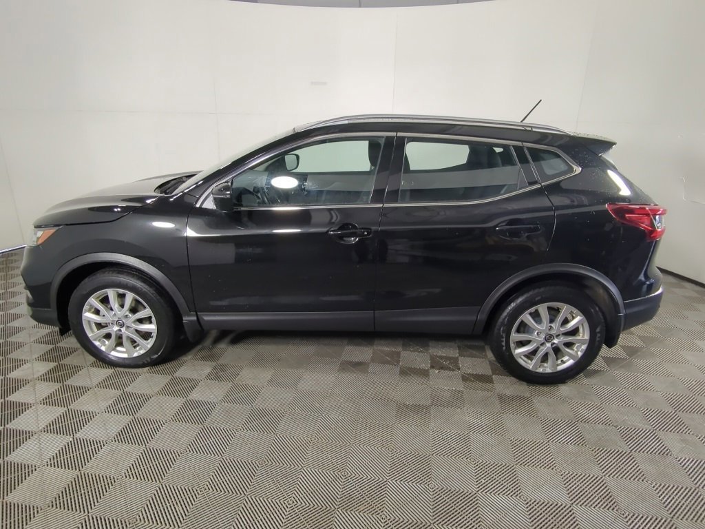 Used 2022 Nissan Rogue Sport SV image 2