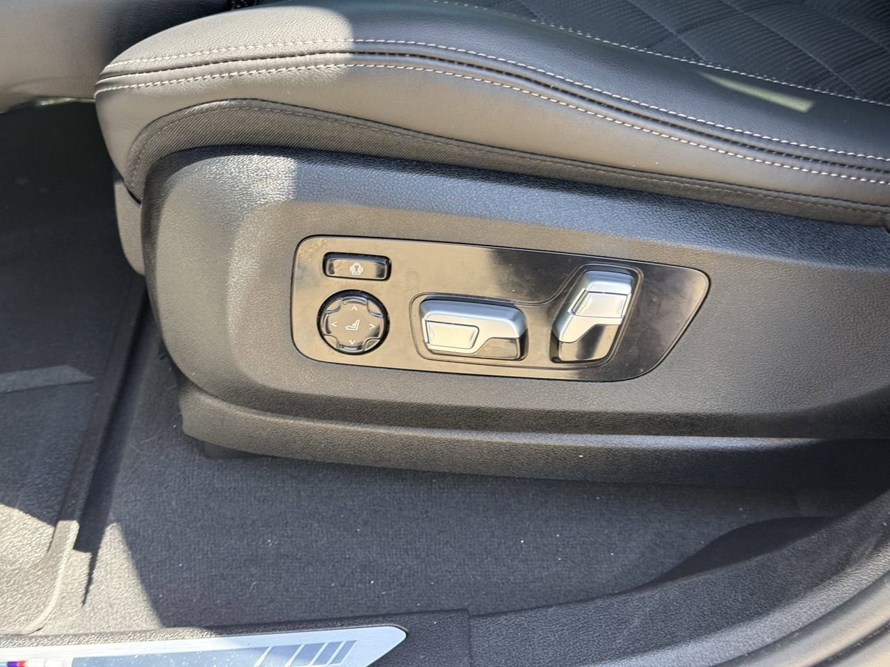 Used 2024 BMW X6 xDrive40i w/ Premium Package image 23