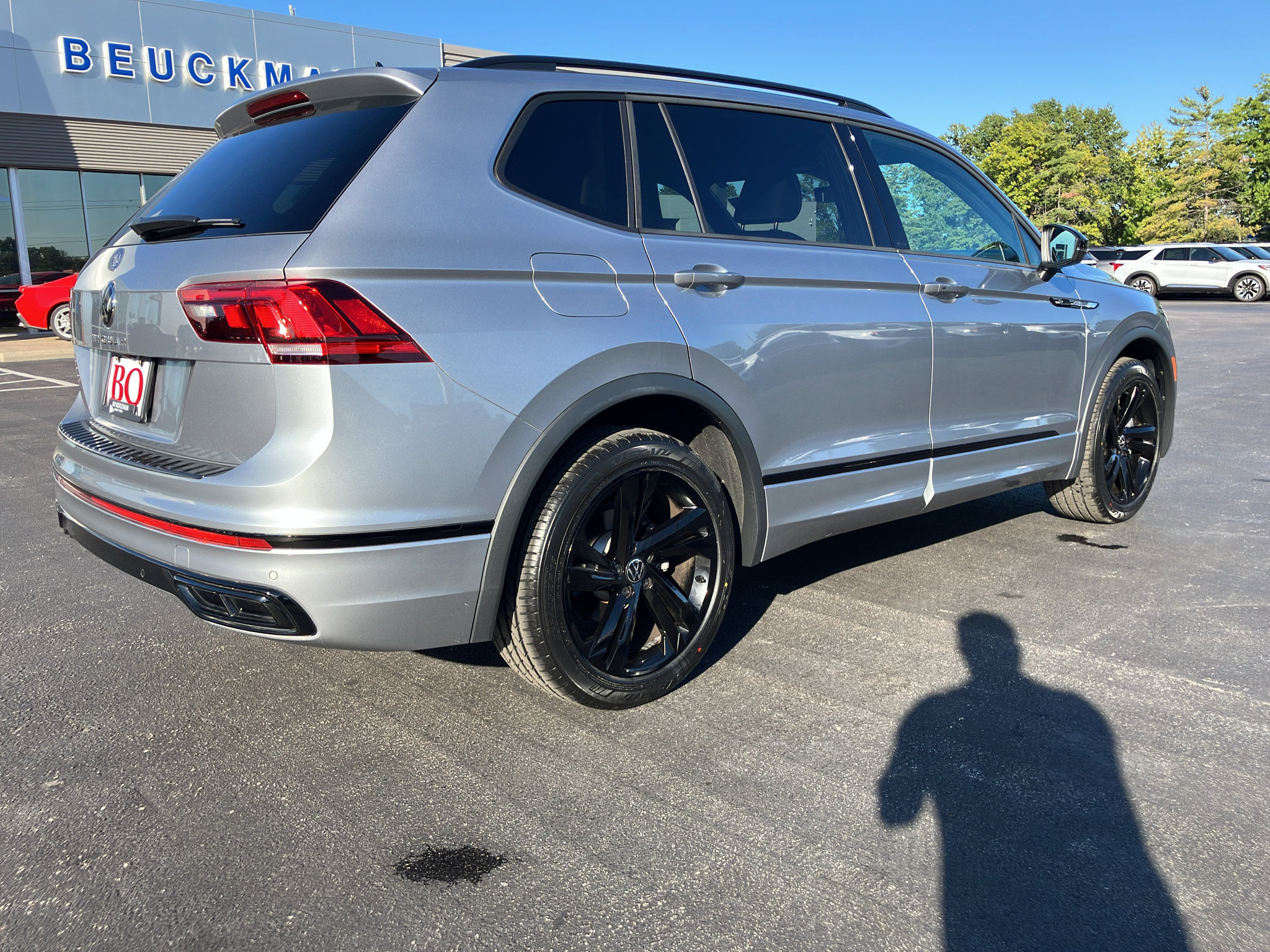 Used 2023 Volkswagen Tiguan SE R-Line FWD image 6