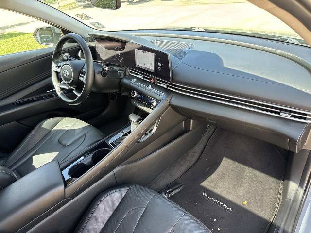 Used 2022 Hyundai Elantra Limited image 16