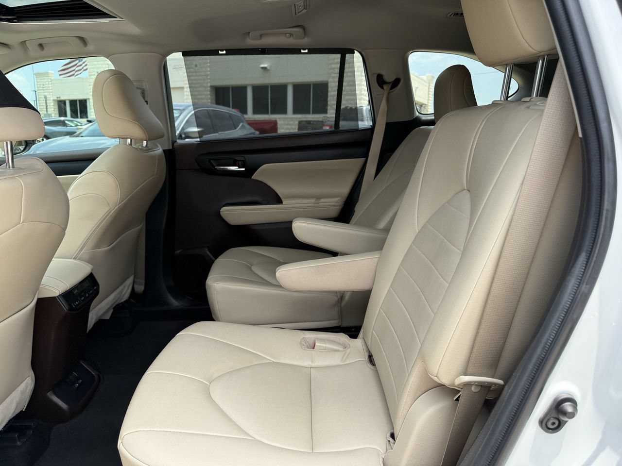 Used 2022 Toyota Highlander XLE FWD image 27
