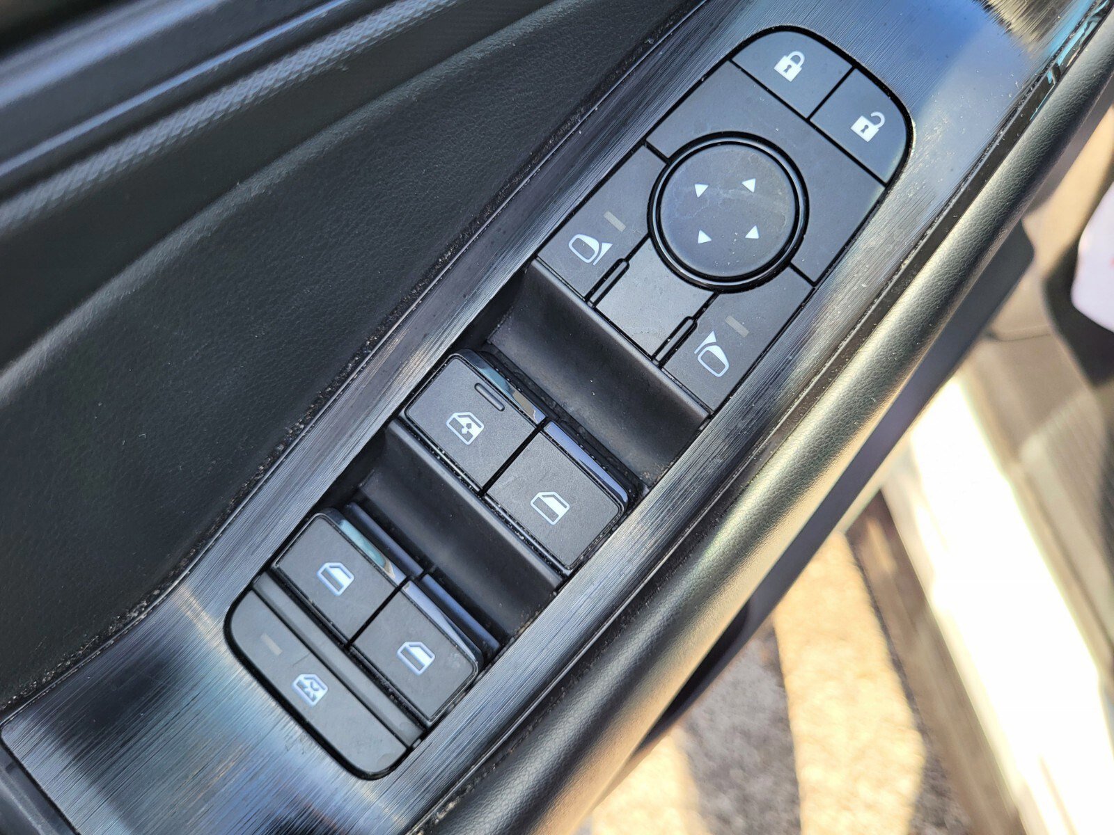 Used 2024 Nissan Rogue S image 17