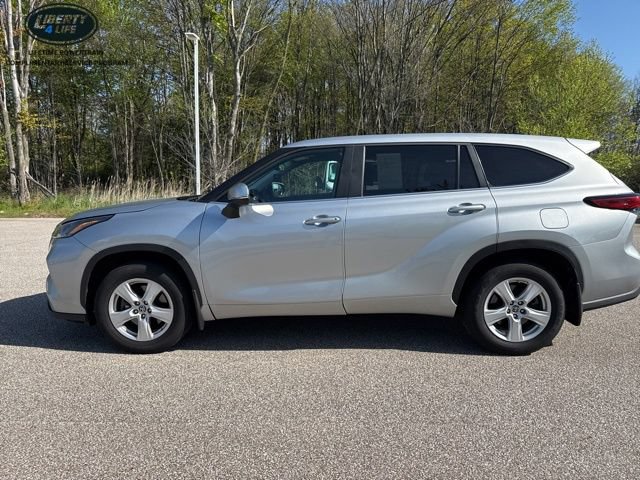 Used 2023 Toyota Highlander LE FWD image 4